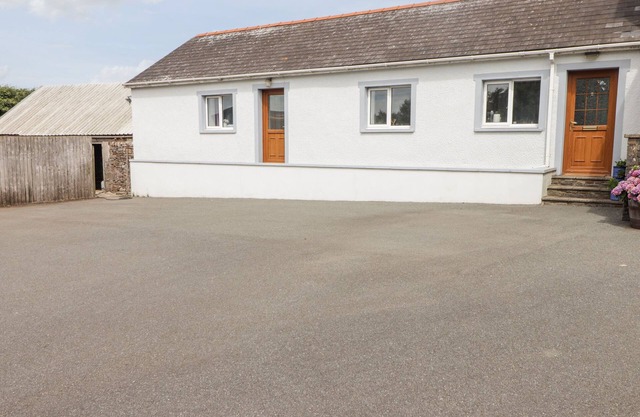 THE COTTAGE, family friendly, with a garden in Broad Haven