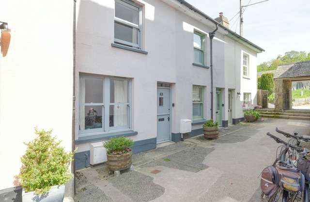 THE COTTAGE ON THE SQUARE, with a garden in Chagford