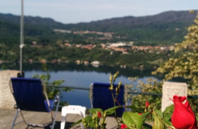 Casa con jardin. Ver en el lago de Orta y Monte Rosa. Wifi.