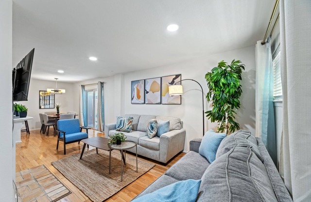 The Cozy Cove - Rare 2BD-1.5BA Luxury Condo, 92 Walking Score, Parking, Sleeps 8