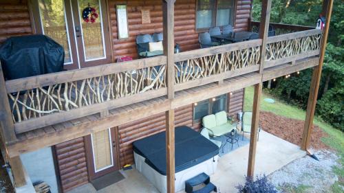 The cozy Lazy Laurel with year-round mountain views, hot tub, fire pit