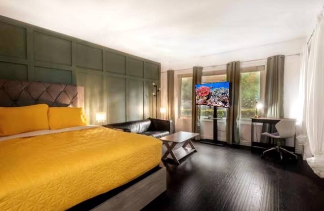 The Crest Haven, Arcade, Game Room, Spacious Backyard, Parking, AC, Multiple TVs