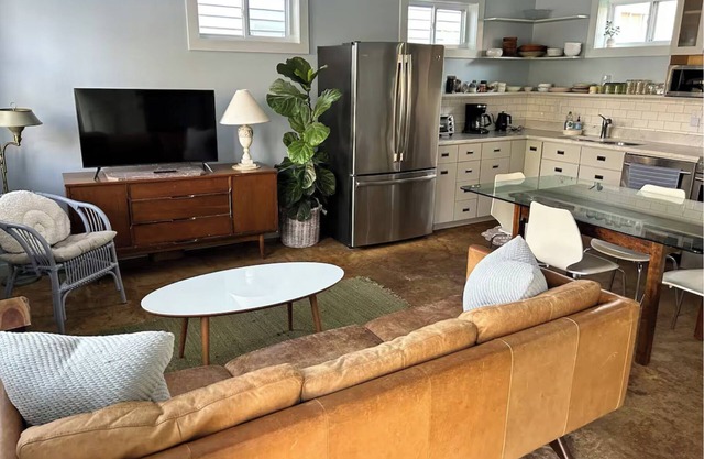 The D'Alhana~1BR entire guesthouse in downtown Charleston