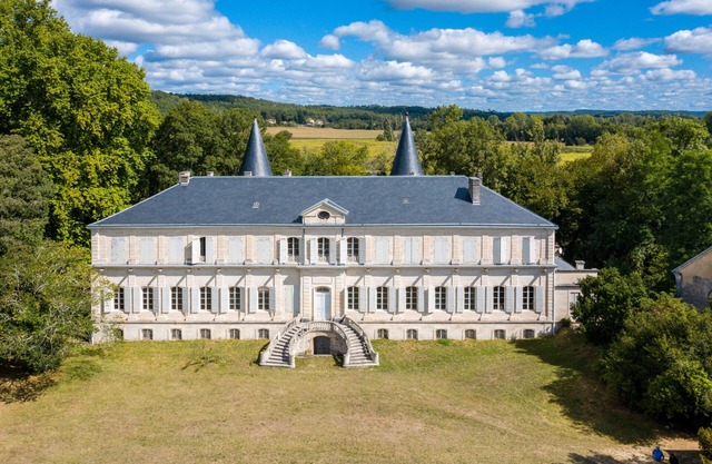 L'Aile Est – Elegancia histórica y confort moderno en el Château de Mayac con piscina compartida