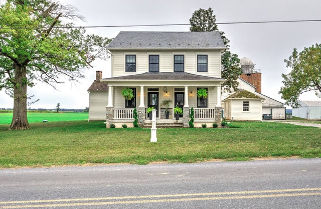 The Eby Farm /Newly renovated, Modern, Peaceful 5 bedroom & 5 bath / Hot Tub