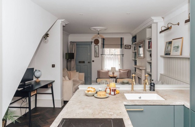 The Emerald - Central Henley 2 Bedroom House - From 145 Per Night