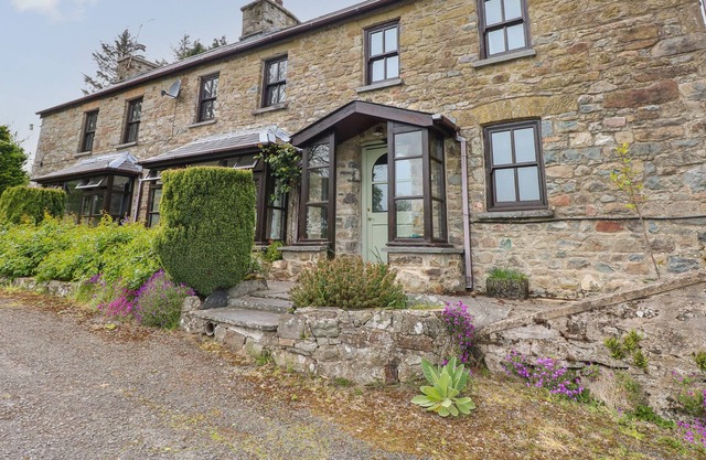 THE FARMHOUSE, family friendly, with open fire in Brynhoffnant