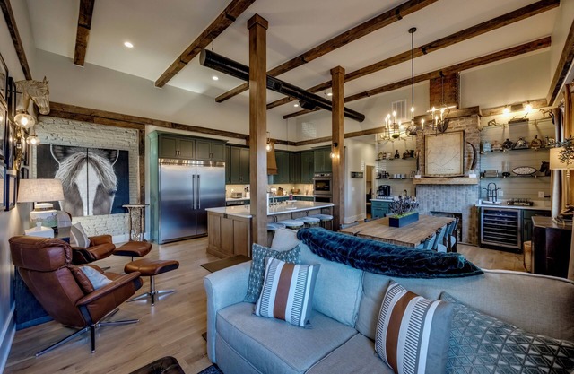 The Full Proof Penthouse in Downtown Bardstown walking to restaurants & shops.