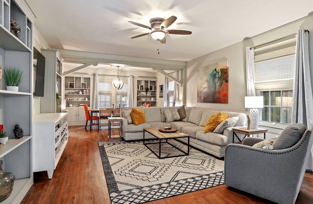 The Garden District Retreat - close to everything!