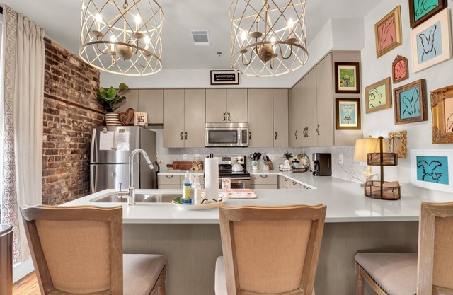 The Georgia Peach -near Plant Riverside Downtown