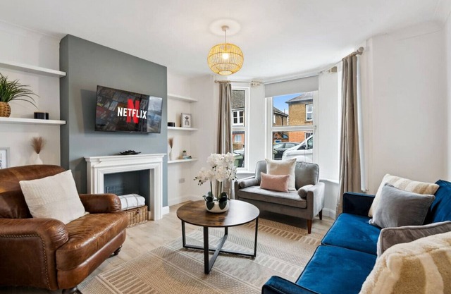 The Guildford Manor | Free Parking | 6 Beds