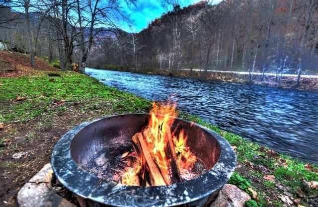The Hala Lodge and Campground -Riverfront Class 3 -1Bed/1Bath on Nantahala River