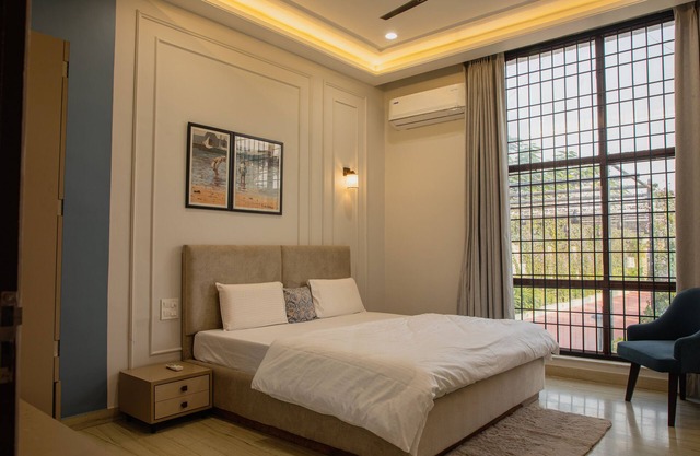 The Hallway is distinguished by its idyllic location between city shores.