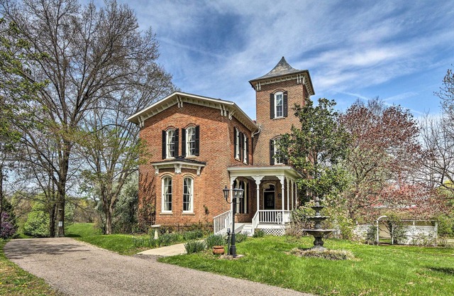 'The Henry Manor' - Dreamy Victorian Charmer!