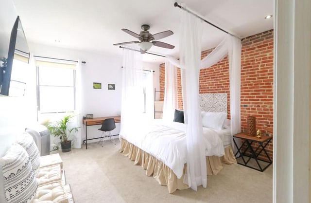 The Hidden Paradise Home Studio, Downtown City Views, Productions, Families & Large Groups