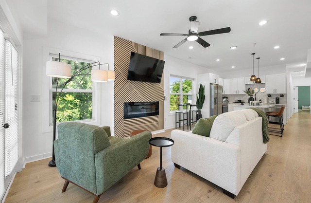 The Hideaway Haven - 3BD Condo w/ King Bed Suite & Free Gated Parking