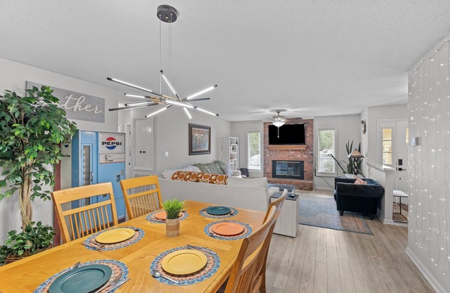 The Hideaway; Hot tub, Fire Pit, and Patio, 6 miles to downtown New Bern!