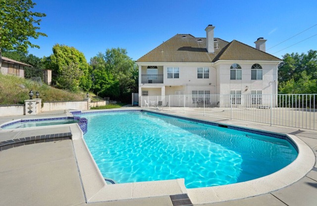 The Hillside Sanctuary Pool: 6 bedrooms, with fitness area, and wide backyard