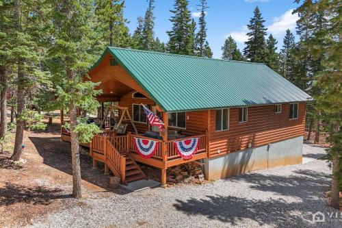 The Hilltop Hideaway with Private Hot Tub and Deck