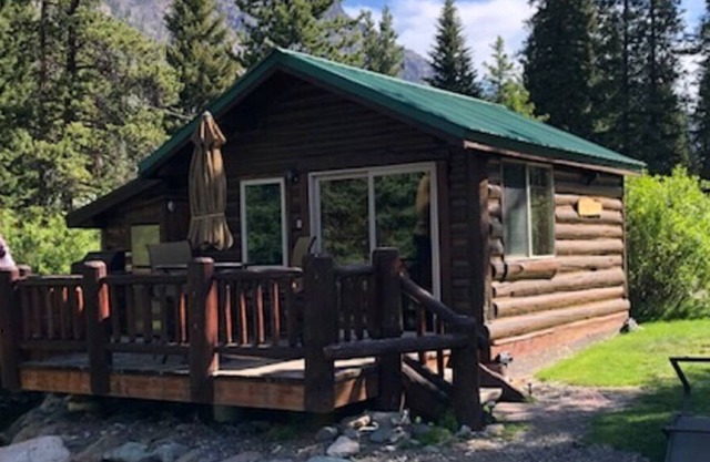 The Honeymoon/Hideaway Cabin is in THE best spot in town! !