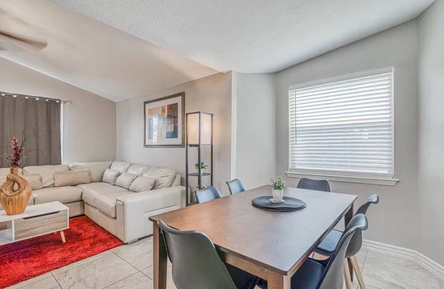 The Hummingbird Sunset Home, West Side