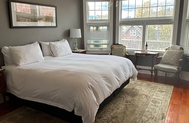 The Ivy On Parker Guest House