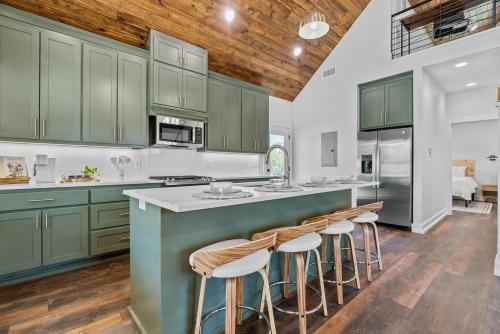 The June Hot tub with king beds on 2 acres