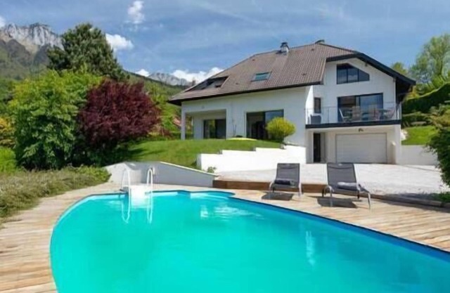 La casa de la piscina con vista al lago