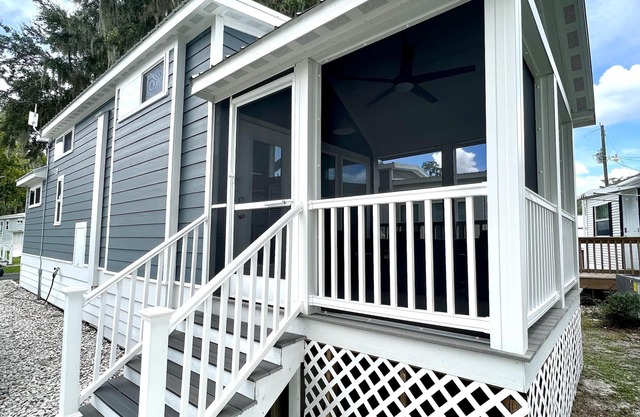 The Lakeview House - Lakeside Tiny Home Near Orlando