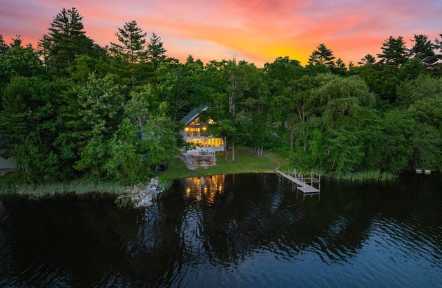 The Largest Waterfront property on Pawtuckaway Lake for family memories!