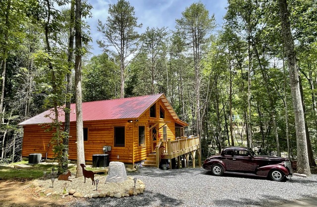 The Lazy Goat Cabin: HotTub, Grill, Fire Pit, Wifi