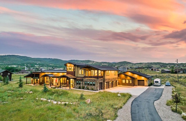 The Lighthouse: A Luxurious Mountain Haven w/ Hot Tub