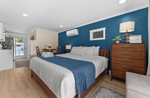 The Lily ★ 1 Gig Wi-Fi ★ Minutes to Everything!