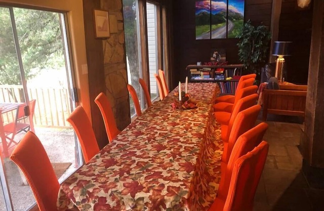 The Lodge-pool-Hot tub-7 BR, 6BA, dine 24,sleep 30