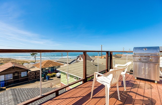 The Lookout~Remodeled Cozy & Charming BeachCabin!Walk to Beach!Views!Dog/WiFi