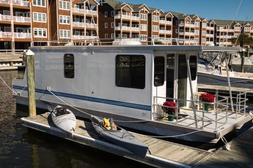 The LOVE Boat! -An OBX Floating Getaway-