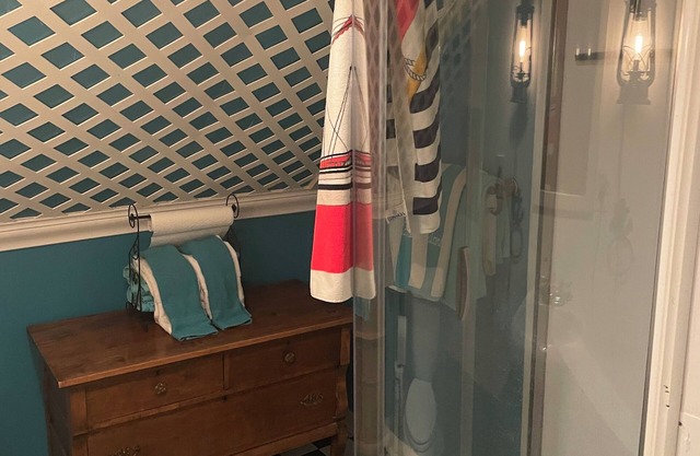 The Mackinaw Suite, Private entrance, Fully Furnished, King Bed, 1861 Victorian