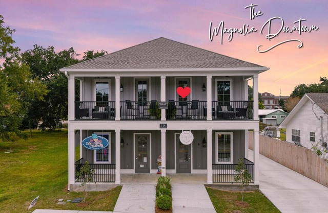 The Magnolia Downtown 2/2 Sleeps 6 Town Green View