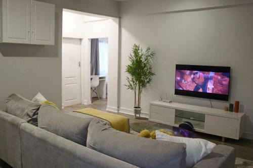 The Mallside Apartments-Roadside