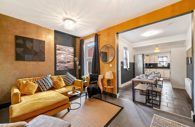 The Martyrs Colorful Canterbury House with Hot Tub