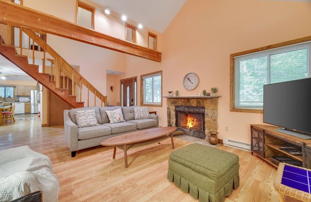 The Maxatawny Mansion with Sauna, Game Room, & Jacuzzi!