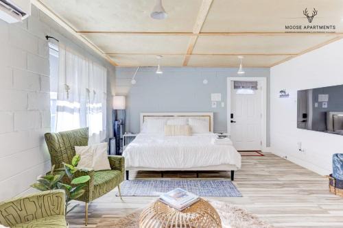 The Moose #6 - Modern Luxe Studio with Free Parking & King Bed