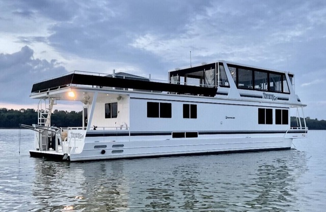 The most amazing 72’ Yacht with 8 person hot tub.