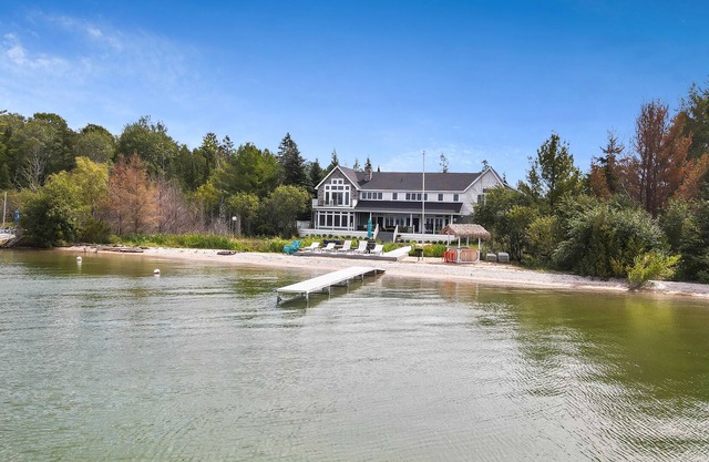 Preciosa finca del lago Charlevoix con playa privada, muelle y fachada
