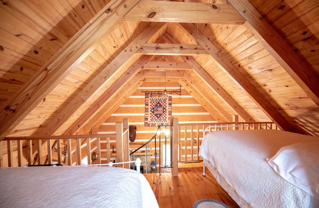 Creekfront Log Cabin en 20 acres ... Escucha la corriente