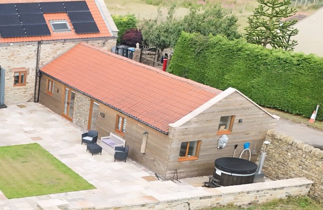 The Oak, Country Home, Sleeps 4 with Hot Tub