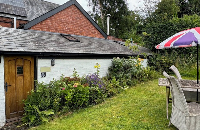 THE OLD BAKEHOUSE, pet friendly, with open fire in Pembridge