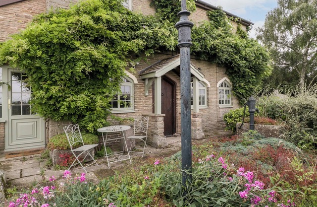 THE OLD LODGE, family friendly, character holiday cottage in Newent