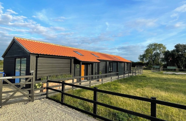 The Old Potting shed 2 bedroom cottage with hot tub near York, pet friendly