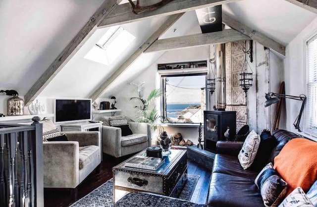 The Old Stores, Luxury beach side selfcatered holiday cottage above the beach